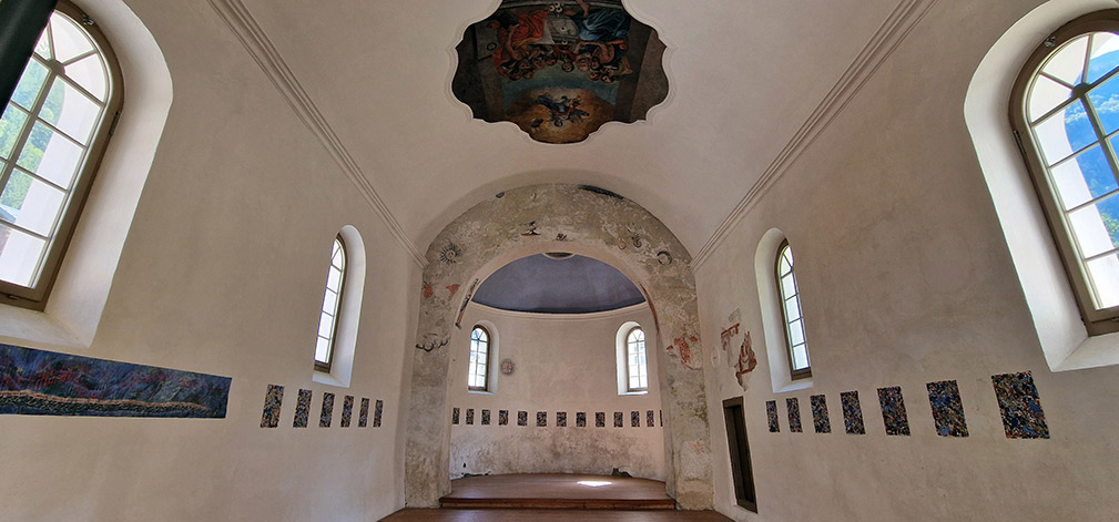 Wunderkammer Göschenen Panorama von OtGO June 30, 2025 Alte Kirche aus dem 13. Jahrhundert Göschenen, Uri, Schweiz